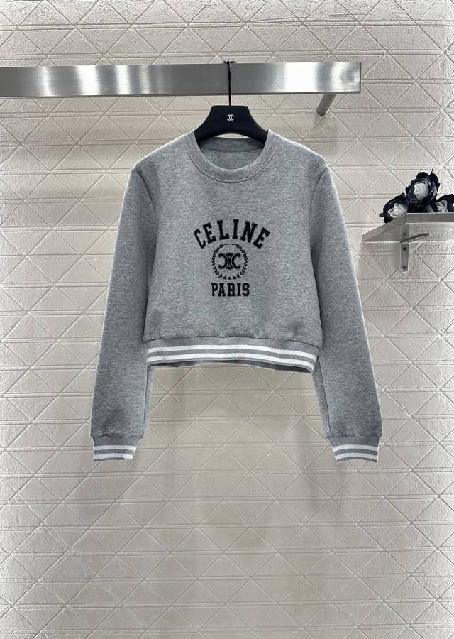 Celin*2025新品上架 圆领卫衣长裤套装 定制Yb原生全棉材质 舒适软糯 穿搭洋气 短款卫衣剪裁 袖口下摆条纹撞色包边细节 营造出精致协调的氛围感 胸前点