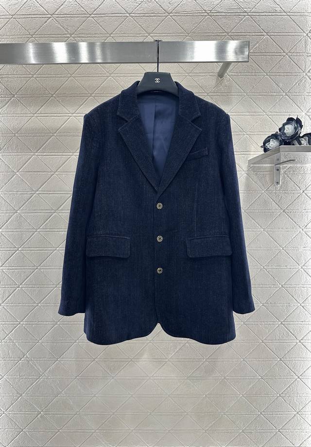 Miumi*2025新品上架 牛仔外套百褶半裙套装 定制Yb进口牛仔材质 质感高级舒适 酵素水洗工艺复古感明显 翻领西装外套版型 枪驳领利落裁剪 轻松勾勒直角肩