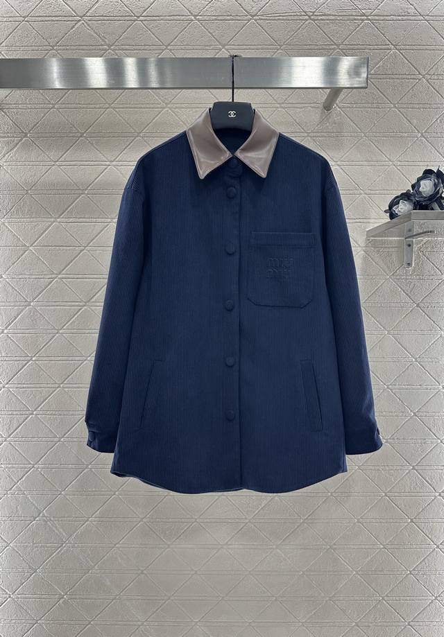 Miumi*2025新品上架 拼接翻领口袋衬衫外套 定制Yb灯芯绒全棉材质 质感细腻 纹理清晰 复古藏蓝适配秋冬季穿搭 翻领廓形衬衣版型 可作外套穿搭 通体竖坑