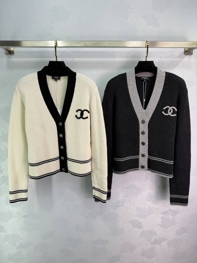 Ch*25早秋新款拼色针织开衫 V领设计显瘦又时尚 经典双C Logo点缀 银色圆扣装饰 撞色搭配高级感十足 针织面料柔软舒适 纹理清晰立体 适合秋冬季节穿搭