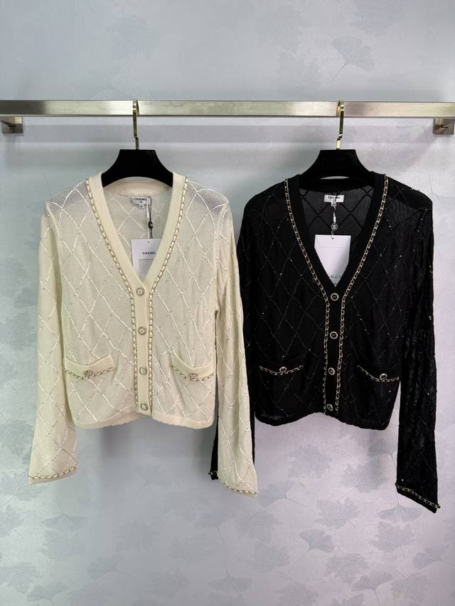 Ch*2025新款重工链条菱格针织开衫 定制Yb进口纱线织造 质感高级 品相十足 正肩针织开衫剪裁 更显身姿纤细挺拔 通体亮片丝线组成菱格纹理 领袖口延伸至前襟