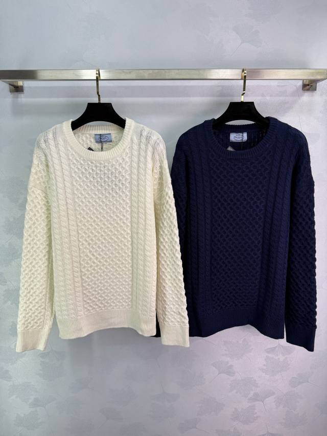 pr*25早秋新款麻花针织毛衣 菱格纹理设计超好看 圆领套头款式 宽松版型 秋冬必备单品 百搭款式不挑年龄肤色 更显松弛 上身时髦洋气！2色3码Sml T226