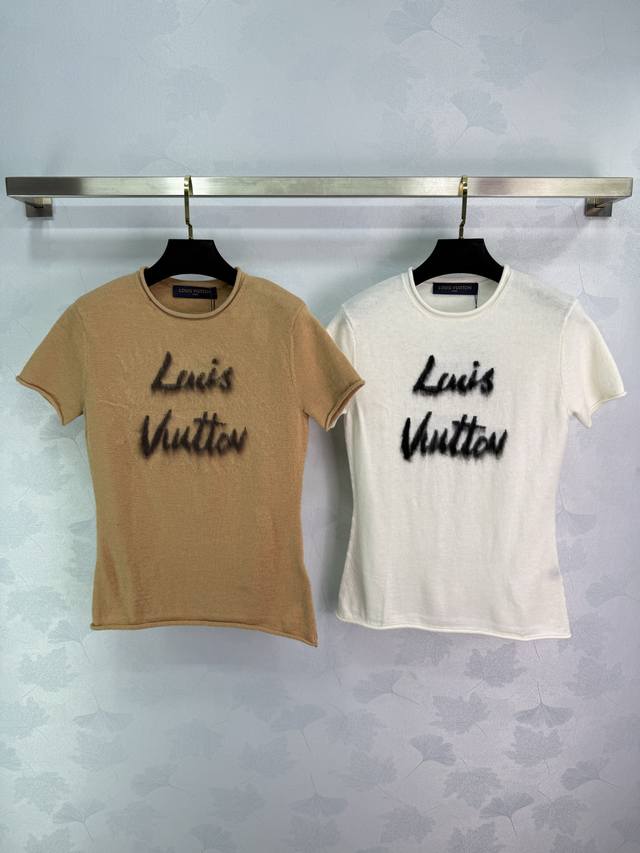 Lou*25早秋新款字母短袖针织衫 胸前字母拉绒工艺 高级感十足 版型包容身材 穿搭减龄时髦！2色3码Sml T226B