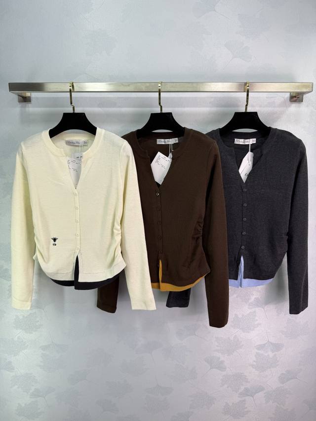 Dio*25早秋新款小蜜蜂刺绣开衫 手感柔软舒适 圆领设计 前排扣款式 简约大方 适合多种身形 高级通勤时尚百搭 显瘦精致气质！3色3码Sml 。T226B.