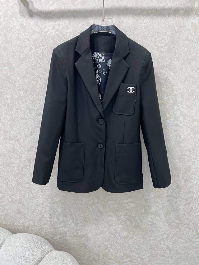 Chan*L 25新款西装外套 西服面料挺度质感都在线 胸前口袋双C Logo装饰 内衬撞色珠宝花朵图案印花 定制五金细节都到位 Yb一致的版型和裁剪 上身超级