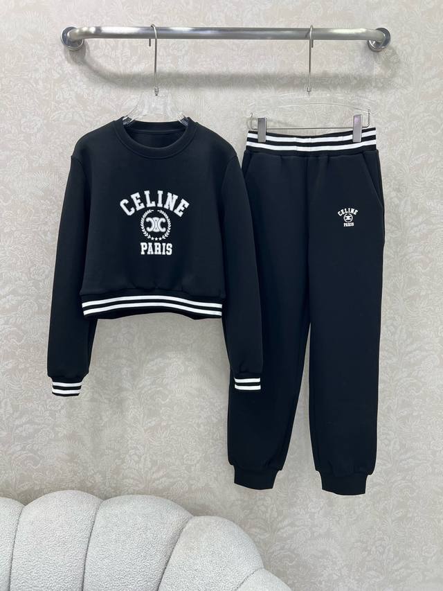 Celin*25早秋新款套装 圆领下摆织带卫衣束脚长裤的组合 上衣Ce字母凯旋门Logo印花 下摆织带收腰复古又时髦 简约的线条轮廓很有运动感 懒人必备 起来秒