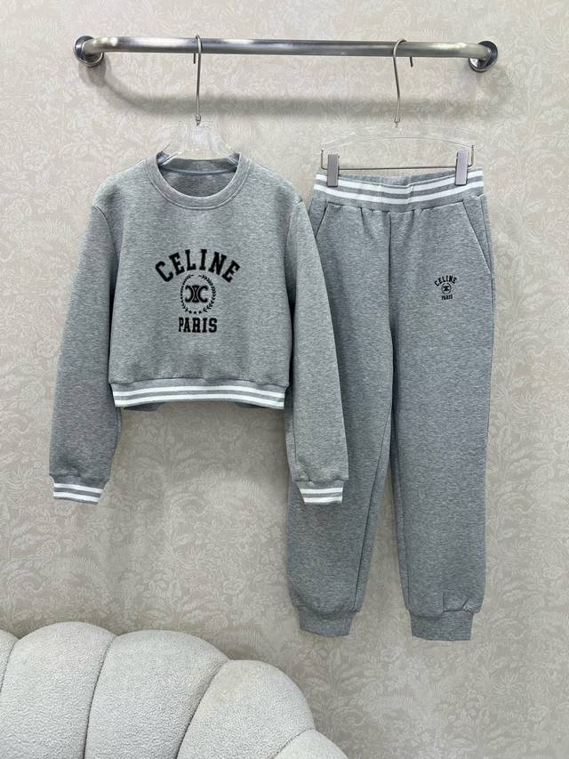 Celin*25早秋新款套装 圆领下摆织带卫衣束脚长裤的组合 上衣Ce字母凯旋门Logo印花 下摆织带收腰复古又时髦 简约的线条轮廓很有运动感 懒人必备 起来秒