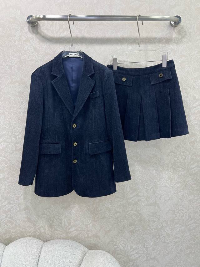 外套细节 Miumi* 25新款套装 磨毛西装外套百褶半裙 超火爆的Miu系老钱风穿搭 定制Miu五金 胸前经典贴标 随性潇洒 很有份量感 自带一种经典大气 高
