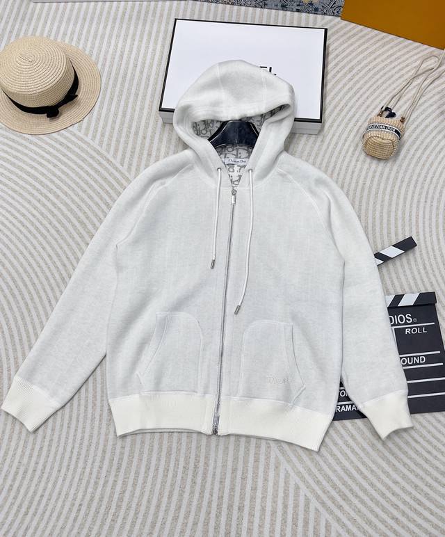 Dior秋冬新品！高级Baby蓝老花Logo拉链羊绒外套！定制奶油蓝颜色超爱双织字母提花织工艺，原版定制五金配件，口袋刺绣字母低调奢华！连帽设计时髦又高级！白富