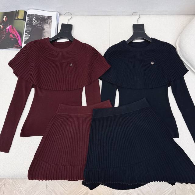 独家款 Miu 25Ss 早秋最新款针织套装假两件斗篷式针织衫+针织半裙 精致美感 整体给人感觉特别的简约大气 一套搭配起来给你人一种温柔美丽动人的感觉 颜色跟