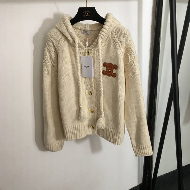 款号 7049 Celin*新款 胸前Logo皮标 单排金扣长袖连帽针织开衫 毛衣外套，米白色， 均码；胸围104，袖长68，衣长56 .