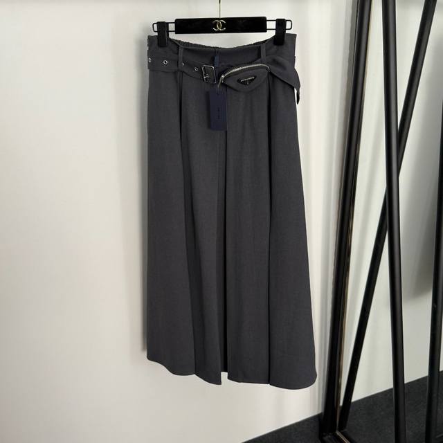 款号20255333 prad*新款 Logo三角标拉链腰包压褶半裙，灰色，黑色，S-Xl， M码；腰围70弹力，长87；重量：0.795Kg