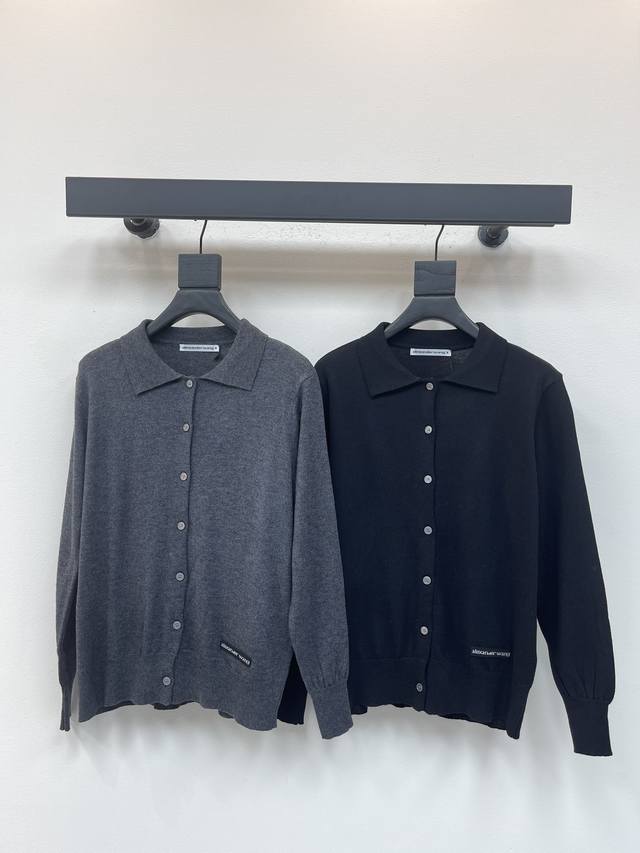 Alexander Wan*大王25早秋新款翻领针织长袖开衫！定制进口羊毛混纺纱线材质织造 柔软舒适塑造松弛轮廓 通体利落polo领增添知性气质 下摆贴布品牌字