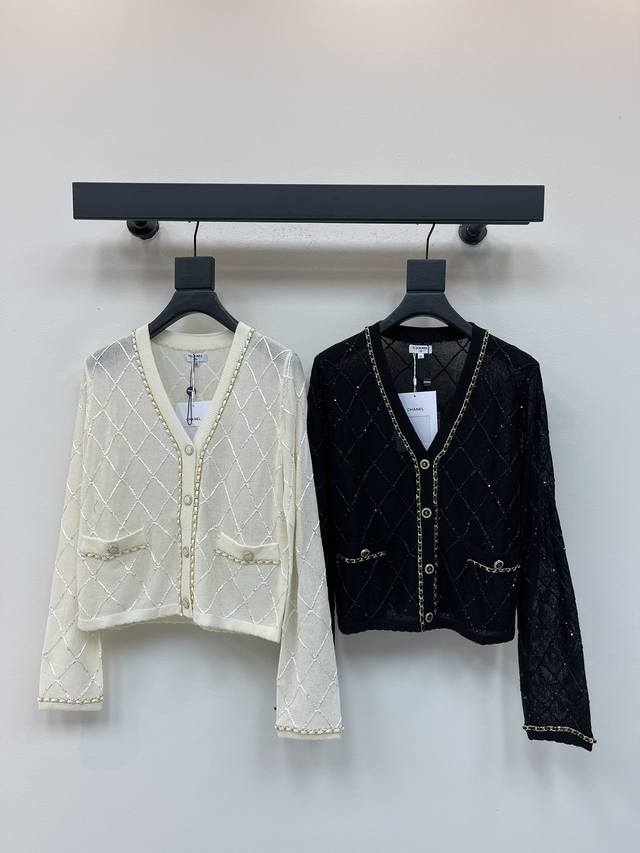 Chane*25早秋新款重工链条菱格针织开衫 定制Yb进口纱线织造 质感高级 品相十足 正肩针织开衫剪裁 更显身姿纤细挺拔 通体亮片丝线组成菱格纹理 领袖口延伸