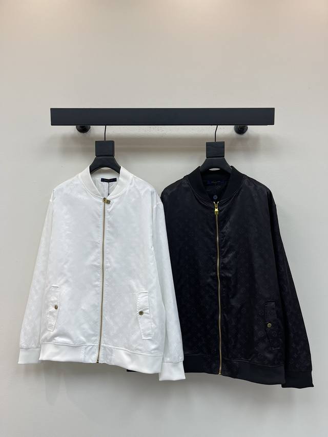 Louis Vuitto*25新款立领老花暗纹冲锋夹克外套 面料挺括有型 质感十足 立领夹克外套版型 大身满印四叶草元素和字母徽标暗纹 低调时髦 印刻字母拉链