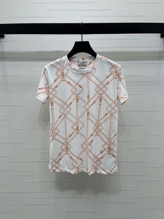 上新原单高端品质Hermes* 2025早秋最新系列！圆领链扣印花短袖T恤！定制丝光全棉材质 透气舒适 质感十足 常规短袖T恤裁剪 凸显品牌格调 采用克重纯棉制