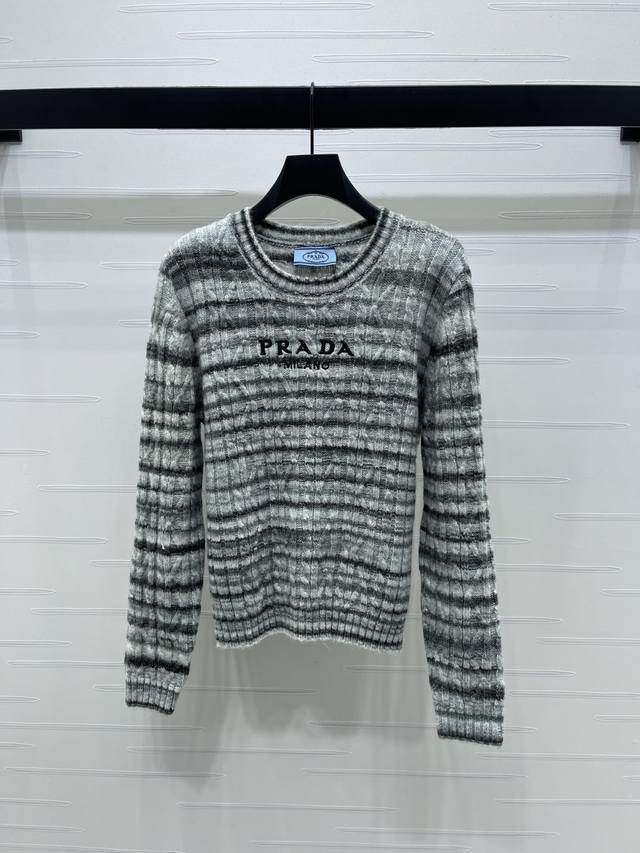 上新原单高端品质 prad* 2025早秋最新系列！彩色条纹长袖套头毛衣！定制羊毛针织织造 质感高级 舒适柔软 肌理明显 圆领长袖 突出温柔气质 领口袖口螺纹包