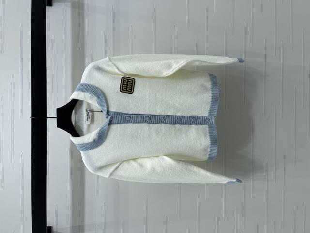 上新原单高端品质 Miumi*2025早秋最新系列！翻领撞色针织开衫！定制羊毛纱线材质 密实细针工艺 呈现明显毛感肌理 舒适有型 翻领开衫剪裁 通体素色搭配撞色