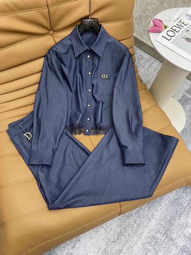 Di★ Fw 气质翻领金属扣点缀下摆刺绣设计衬衣裤子套装 ，高级面料，颜色:图片色，面料:牛仔天丝棉面料 Smlxl .