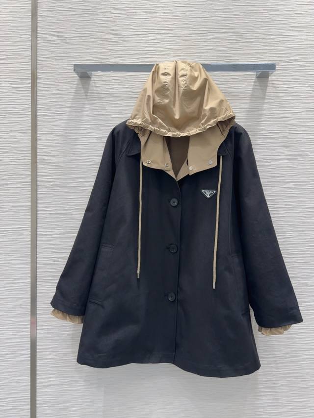 prad* 2025Fw新款风衣外套 舒适百搭 贸易公司订单货！原单渠道货 好搭配 不可多得的一款！数量有限要快 柔软细腻超有型 Sml S后中长76.5 肩宽