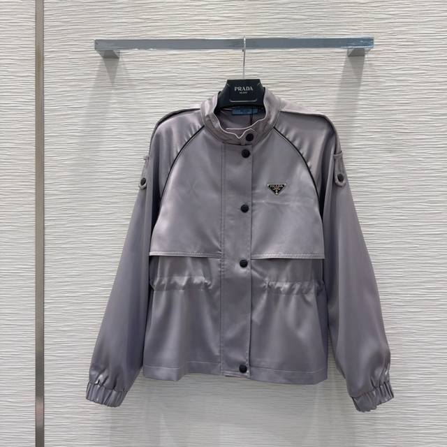 prad* 2025Fw新款外套 时髦度爆棚 高级定制三角标专属Logo 绝绝子的版型 随性洒脱！不旦颜色美，质感也敲好！精致又时尚 两色 Sml S后中长57
