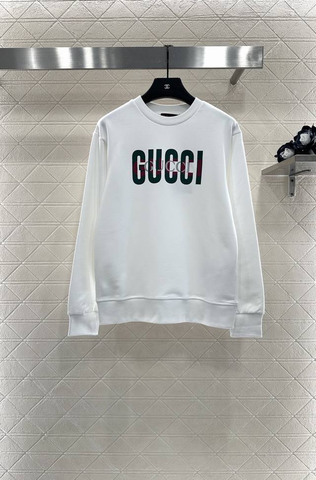 Gucc*2025新品上架 圆领字母撞色卫衣 定制Yb原生全棉材质 舒适软糯 穿搭洋气 落肩套头廓形卫衣剪裁 袖口下摆螺纹包边细节 营造出精致协调的氛围感 胸前