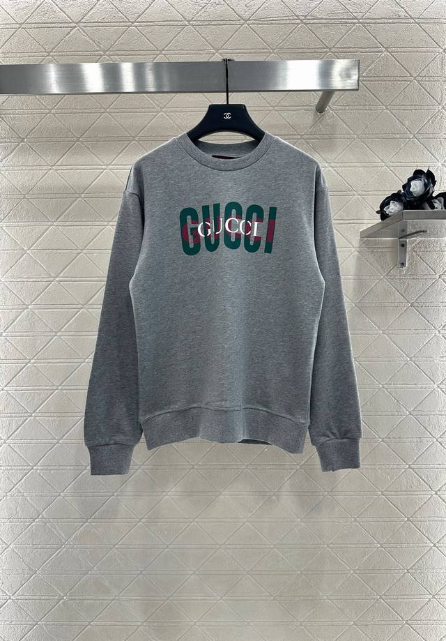 Gucc*2025新品上架 圆领字母撞色卫衣 定制Yb原生全棉材质 舒适软糯 穿搭洋气 落肩套头廓形卫衣剪裁 袖口下摆螺纹包边细节 营造出精致协调的氛围感 胸前