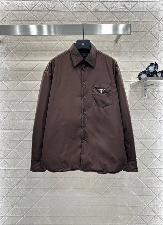 prad*2025新品上架 素色廓形棉服外套 定制Yb斜纹全棉材质 免烫工艺处理 质感平顺光泽 翻领衔棉衬衣外套 裁剪利落松弛 落肩不规则衣摆裁边设计 配合中长