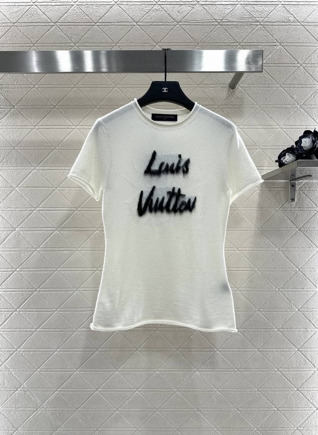 Louis Vuitto*2025新品上架 字母针织短袖上衣 定制Yb羊绒羊毛纱线织造 质感高级 舒适柔软 圆领正肩短袖毛衣版型 居中花体风格光影叠加打造立体效