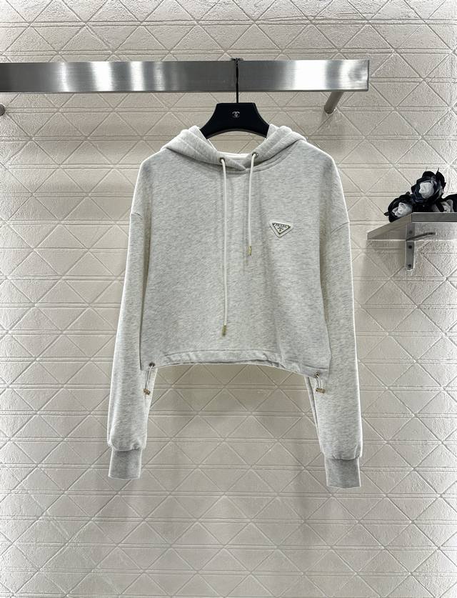 prad*2025新品上架 连帽卫衣束脚长裤套装 定制Yb斜纹全棉全棉材质 柔软棉绒面 秋冬保暖套装 舒适好穿 挺括有型 连帽短款卫衣长裤休闲套装 宽松版型配合