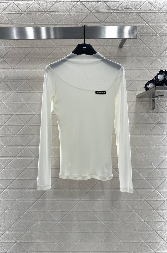 Miumi*2025新品上架 拼接打底衫 定制Yb进口材质 质感舒适 弹力好穿 高领长袖打底裁剪 领间及胸口以微透面料点缀 与下半部分形成面料效果对比 增加视觉