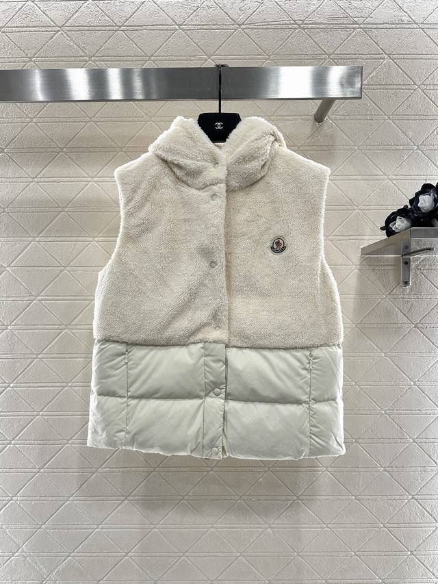 Moncle2025新品上架 泰迪毛绒拼接拉链羽绒马甲 上半部分饰以立体蓬松泰迪毛绒材质 质感柔软舒适 连帽抽绳拉链马甲剪裁 时髦洋气 尼龙下半截外露上半段毛茸