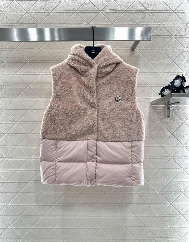 Moncle2025新品上架 泰迪毛绒拼接拉链羽绒马甲 上半部分饰以立体蓬松泰迪毛绒材质 质感柔软舒适 连帽抽绳拉链马甲剪裁 时髦洋气 尼龙下半截外露上半段毛茸