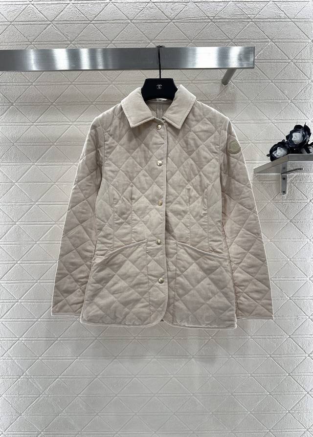 Moncle*2025新品上架 菱格翻领棉服外套 定制Yb进口亚麻棉材质 品相还原 质感高级 羽绒棉填充内里 整件轻盈保暖 正肩翻领衬衫式版型 通体采用菱格压纹