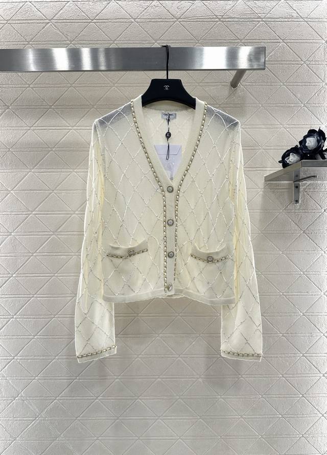 Chane*2025新品上架 重工链条菱格针织开衫 定制Yb进口纱线织造 质感高级 品相十足 正肩针织开衫剪裁 更显身姿纤细挺拔 通体亮片丝线组成菱格纹理 领袖