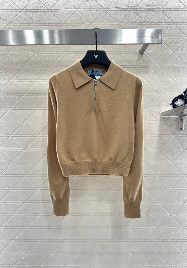 prad*2025新品上架 翻领针织长袖 定制Yb羊绒纱线织造 细腻柔软 弹力十足 精致翻领套头毛衣版型 半开襟拉链设计 通体以细腻纹理钩织 坑条弹力螺纹包边