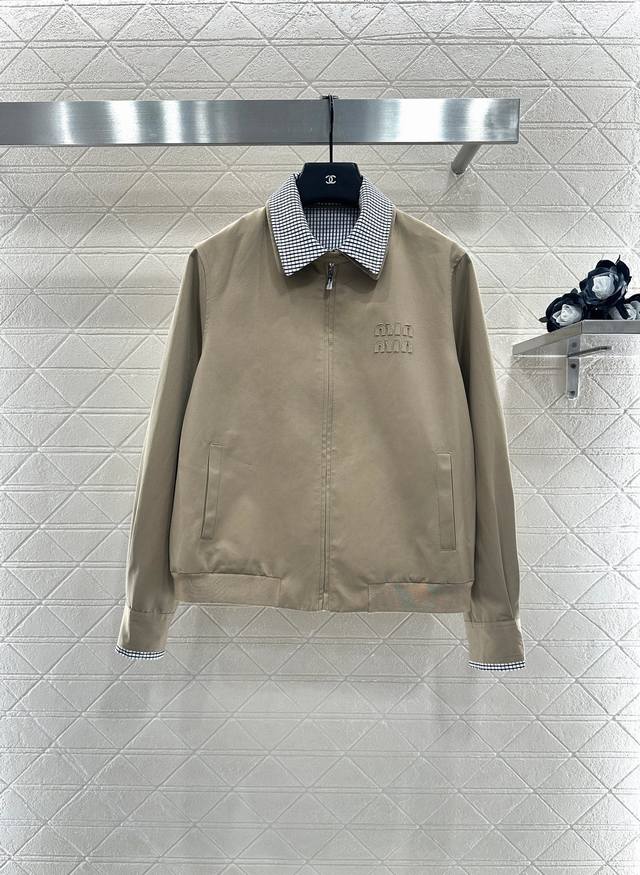 Miumi*2025新品上架 可拆卸格纹领拉链夹克外套 定制Yb斜纹全棉材质 质感细腻 穿搭透气舒适 翻领拉链外套 大身素色简约百搭 与内衬和外露可拆卸翻领的黑
