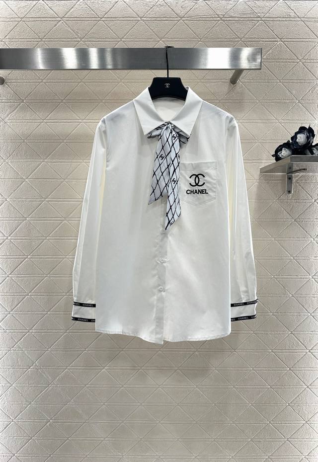 Chane*2025新品上架 印花丝巾衬衣 定制Yb斜纹全棉材质 质感舒适细腻 透气十足 翻领衬衫版型 裁剪利落修身 通体素色基调百搭耐看 领口以满铺菱格元素的