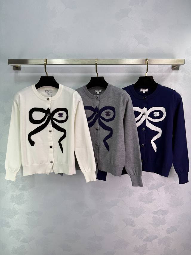 Ch*25早秋新款蝴蝶结针织圆领开衫 胸前大蝴蝶结图案配小香立体Logo点缀 圆领前排扣设计 彰显品牌调性 常规版型 不挑身材年龄 秋冬日常简约百搭款！3色3码