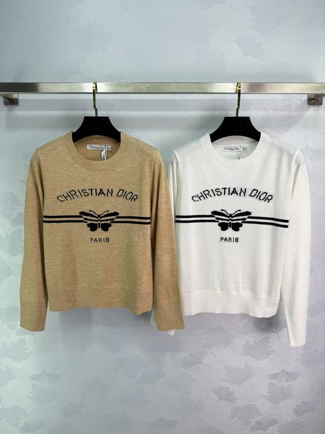 Dio*25早秋新款蝴蝶针织衫 胸前经典蝴蝶Logo刺绣 黑白配色高级感十足 圆领套头款式 面料柔软舒适 短款修身显瘦 搭配裙装或裤装都很百搭！2色3码Sml