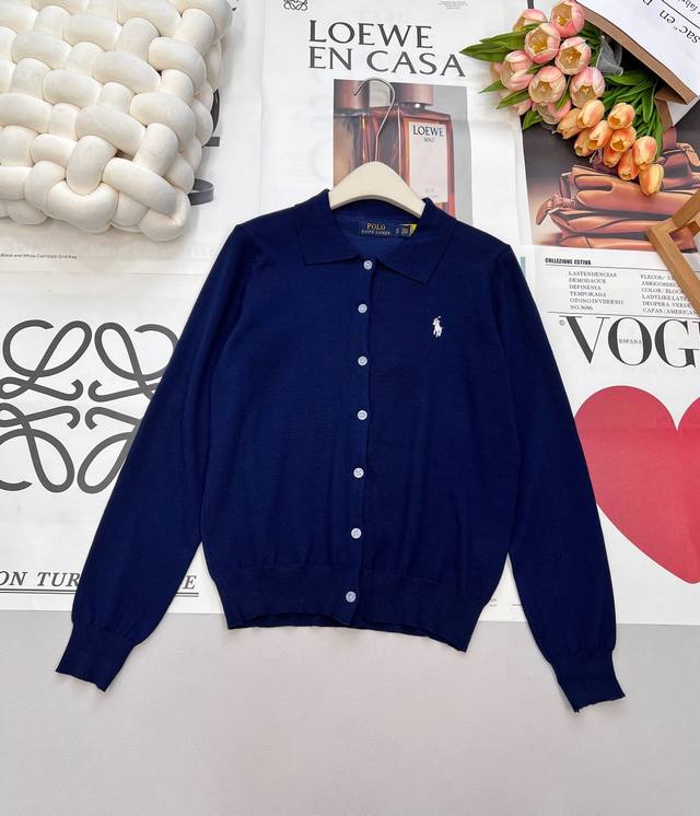 翻领小马刺绣针织开衫 经典重塑，细节致胜 以针织细腻诠释美式隽永 刺绣续写polo基因，短袖开衫解锁春夏慵懒时髦 100%精纺棉针织，透气亲肤不闷汗 微宽松版型