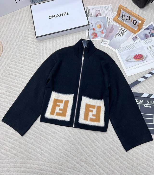 Fendi秋冬最新系列双F字母绒毛口袋打造独特的反差感，简约又时髦，经典版型不挑人精致简洁上身显瘦又百搭两色大货出～ 尺码Sml 编码F.
