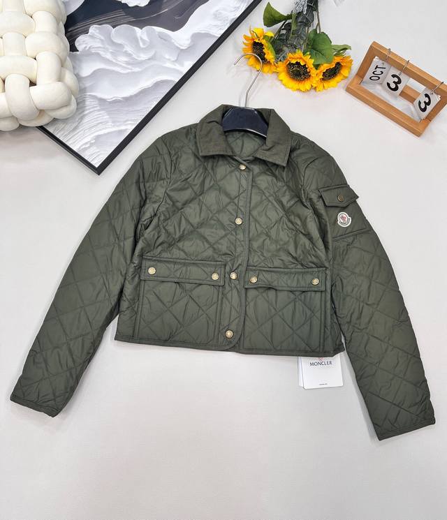 Moncler2025新款菱格翻领羽绒棉服，定制Yb进口防风防水尼龙材质 其工艺还原 升级材质 提升秋冬御寒功能 羽绒棉填充内里 整件轻盈保暖 翻领立领两穿 通