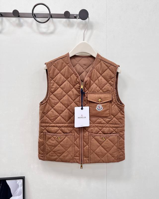 Moncler25Fw早秋新款菱格棉服马甲丨独家高版出品！拉链开襟马甲版型 通体采用菱格压纹 多处口袋暖手增大容量 设计丰富实用 胸口标志性徽标贴布点缀 彰显低