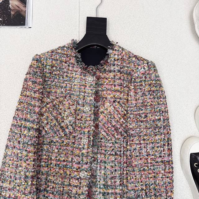 名媛气质风 C家 25Ss 秋冬最新款镶边设计小外套 太好看了 非常显白 是那种会透露出优雅和气质的外套 水钻扣子和须须流苏边设计 细节感满满 整个版型剪裁很正