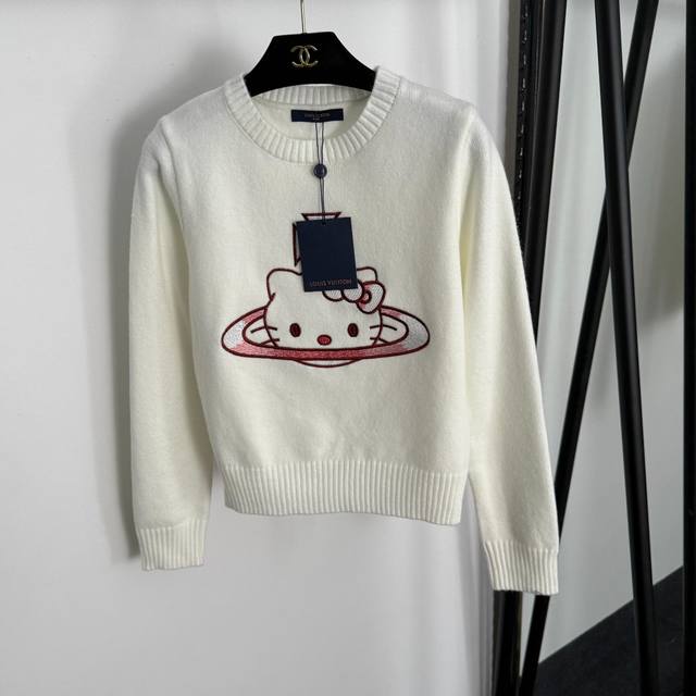 款号20255310 Lv*新款 Hello Kitty猫咪刺绣图案套头长袖针织衫，白色，粉色，灰色，蓝色，卡其色， 均码；肩宽36，胸围88，袖长58，长51