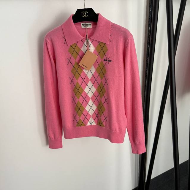 款号20255308 Miumi*新款 撞色菱格子拉链翻领长袖羊毛针织衫上衣，粉红色，Sml， M码；肩宽39，胸围98，袖长59，长56；重量：0.275Kg