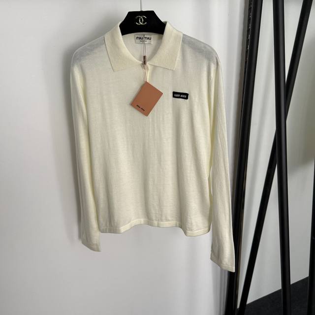 款号20255305 Miumi*新款 领标Logo字母翻领长袖羊毛针织衫 上衣，米白色，黑色，红色，灰色，Sml， S码；肩宽41，胸围102，袖长57，长5