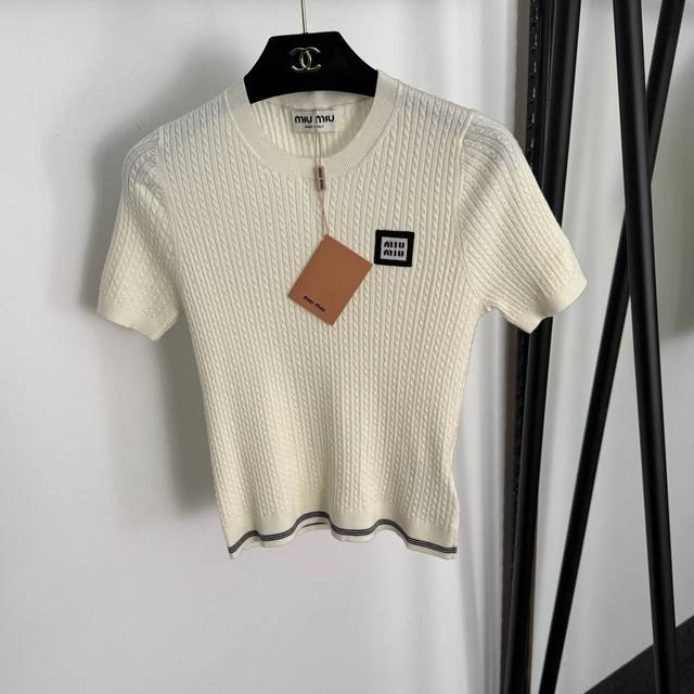 款号20255303 Miumi*新款 Logo字母修身短袖针织衫上衣，米白色，Sml， M码；胸围70，袖长21，长50；重量：0.150Kg .