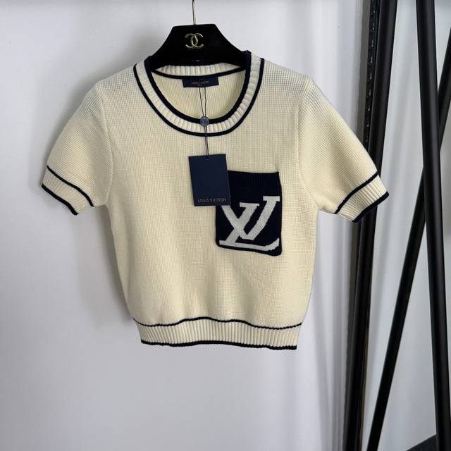款号20255296 Lv*新款 Logo字母拼色口袋套头短袖针织衫 上衣，米白色，蓝色， 均码；胸围80，袖长21，长50；重量：0.205Kg